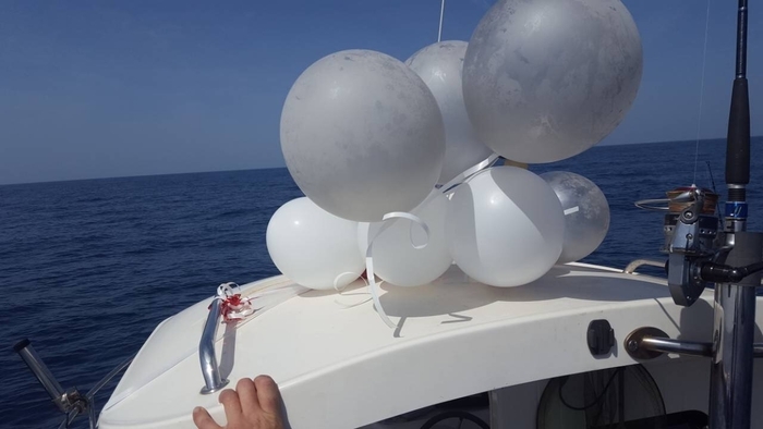 Foggia, lanciano palloncini per festeggiare le nozze d’argento: un pescatore li ritrova in Montenegro