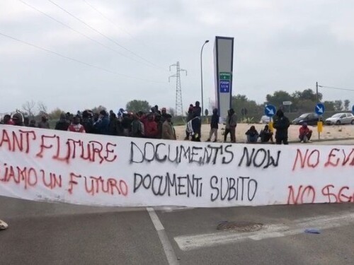 Foggia, migranti chiedono documenti e permessi di soggiorno: lanciate pietre contro la polizia