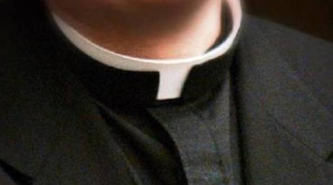 Foggia, prete immortalato nudo in chat erotiche lascia la città