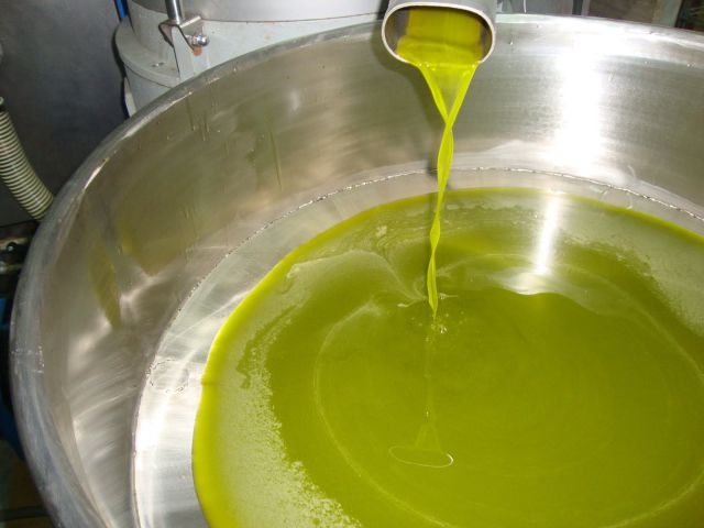 L’olio extravergine di oliva: un alimento prezioso per la salute e la cucina