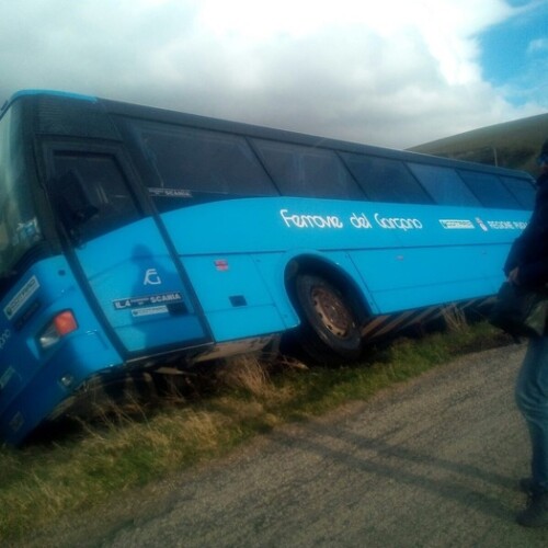 Forti raffiche di vento, autobus delle Ferrovie del Gargano finisce fuori strada