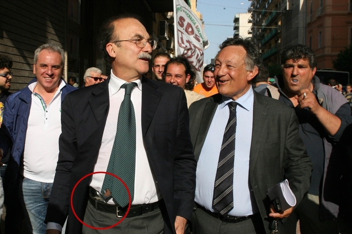 Fotografato con una pistola durante la festa per la rielezione: assoluzione per il sindaco di Taranto