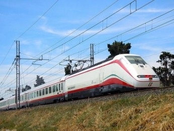 Frecciabianca Milano-Lecce si blocca per guasto, passeggeri sotto il sole per ore