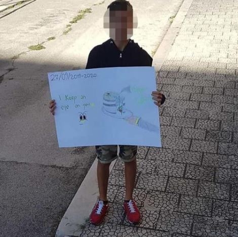 Fridays for Future, a Stornarella un bambino manifesta da solo. Emiliano: ‘È un eroe’