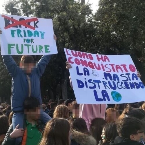 Fridays for future, tremila studenti manifestano a Bari: ‘Cambiamo il sistema, non il clima’