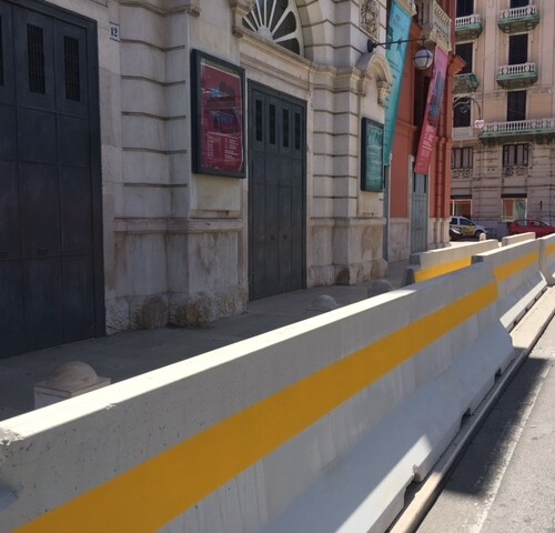 G7 delle Finanze a Bari, la città si blinda: arrivate le barriere new jersey dinanzi al Teatro Petruzzelli