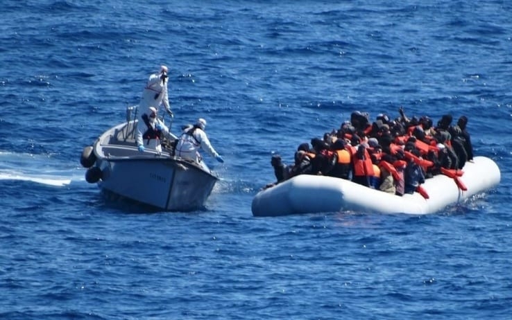 Gallipoli, 45 migranti sbarcano sul litorale tra locali e movida: rintracciati i due scafisti