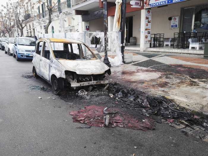 Gallipoli, ignoti incendiano un’auto nella notte: danneggiati due locali