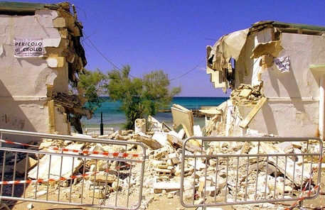 Gallipoli, rischio crolli sulla costa: divieto di balneazione in alcune spiagge