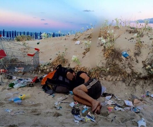 Gallipolli: sulle spiagge giovani che dormono anche tra cumuli di rifiuti