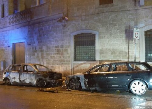 Gioia del Colle, paura nella notte: incendiate due auto dei carabinieri