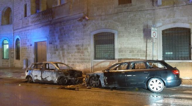 Gioia del Colle, paura nella notte: incendiate due auto dei carabinieri