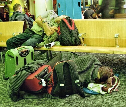 Giornata infernale per decine di passeggeri baresi negli aeroporti di Bari e Roma Fiumicino