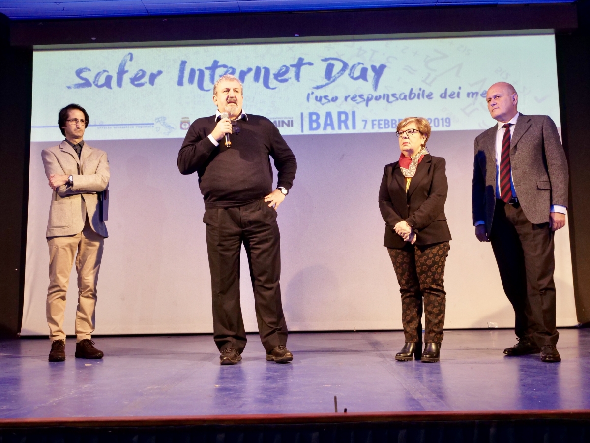 Giornata internazionale contro il bullismo, Emiliano al Salvemini: ‘Tutelare i giovani contro le insidie del web’