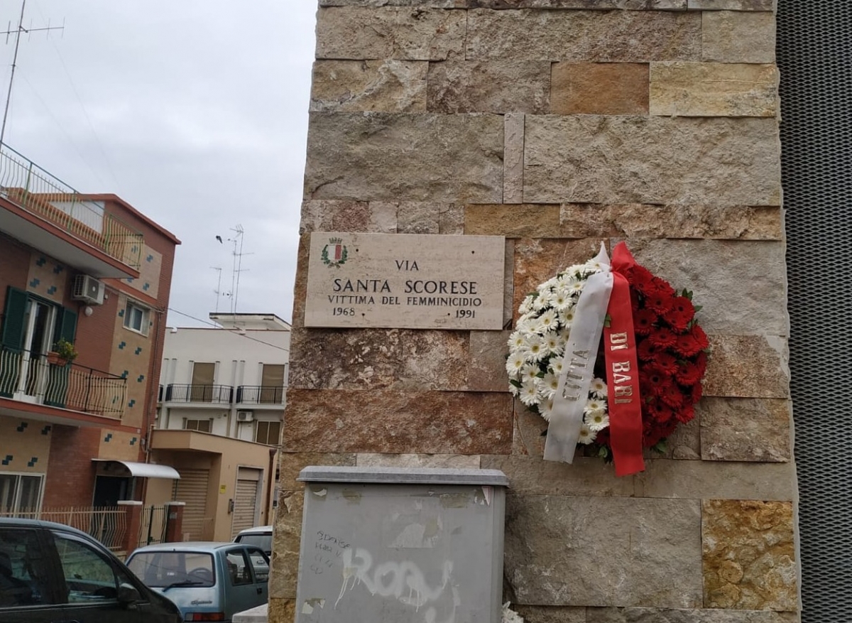Giornata mondiale contro la violenza sulle donne, il comune di Bari depone corona di fiori in via Santa Scorese