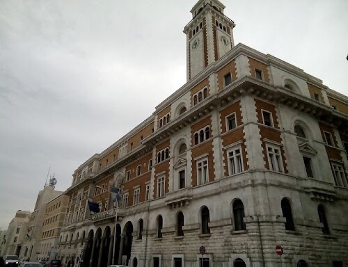 Giornata mondiale delle malattie rare, il palazzo della città metropolitana di Bari si illumina di verde