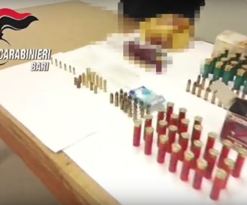 Giovinazzo, blitz dei carabinieri in un condominio: trovate munizioni e detonatori