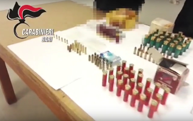 Giovinazzo, blitz dei carabinieri in un condominio: trovate munizioni e detonatori