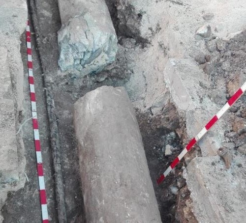 Giovinazzo, sorpresa durante i lavori di allaccio a rete idrica: dagli scavi emerge un’antica colonna