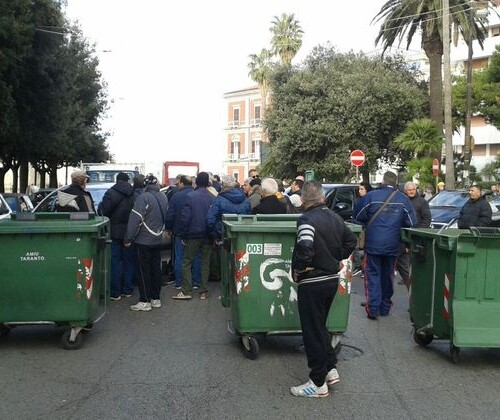 Gli operai della Taranto Isolaverde bloccano le strade della città