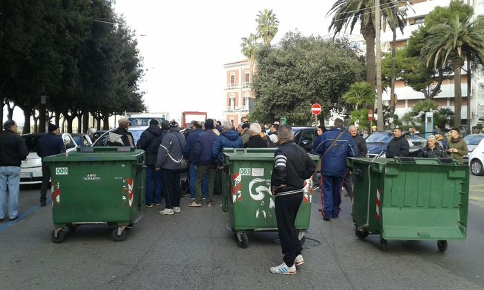 Gli operai della Taranto Isolaverde bloccano le strade della città