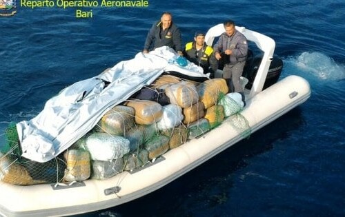 Gommone carico di marijuana intercettato al largo di Mola di Bari: arrestati due scafisti albanesi