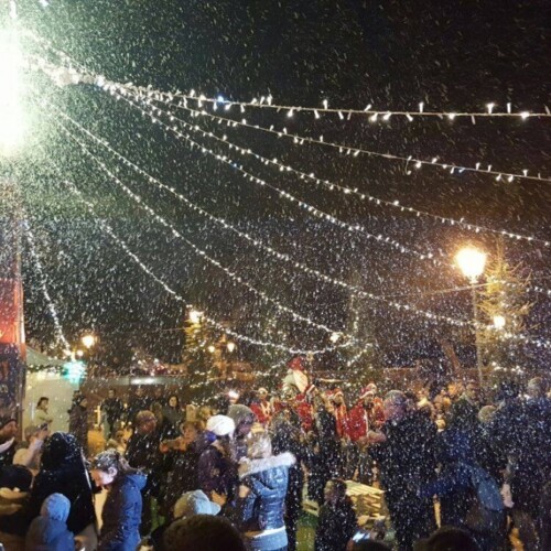 Grandi attività nel Villaggio di Babbo Natale a Bari, per la sua inaugurazione è arrivata la neve