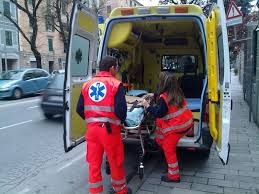 Grave incidente tra due auto a Lecce, una prende fuoco: un morto e tre feriti