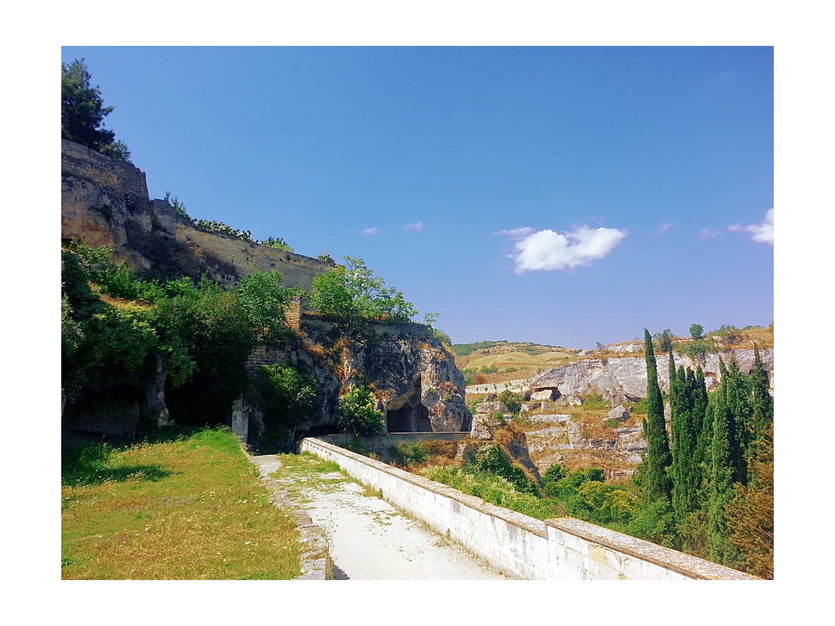 Gravina in Puglia, precipita in un burrone per recuperare il cellulare: vigili del fuoco recuperano 15enne