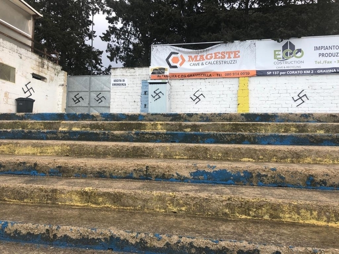 Gravina, svastiche disegnate sui muri dello stadio: raid prima della partita contro il razzismo