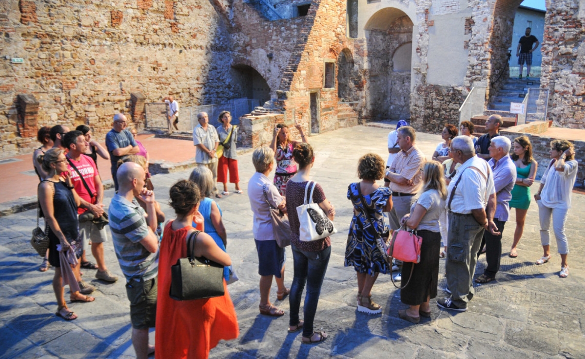 Guide e accompagnatori turistici, conclusa la procedura per l’abilitazione: la Regione Puglia rilascia i tesserini