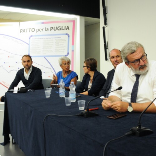 Il governatore Emiliano incontra i sindaci pugliesi:’Spendere bene i soldi del patto per la Puglia’