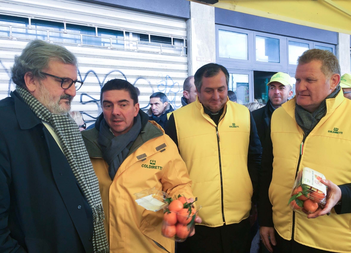 Il governatore Emiliano raccoglie l’appello di Coldiretti ai consumatori: ‘Comprate agrumi pugliesi’ (VIDEO)