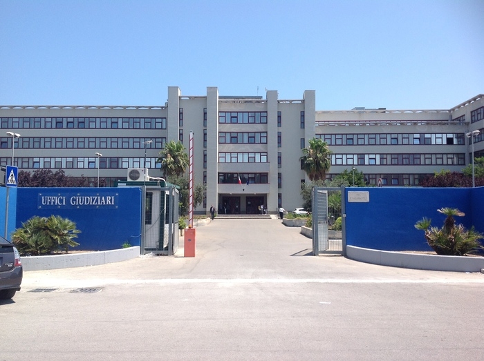 Il Palagiustizia di Bari cade a pezzi, aperta un’indagine