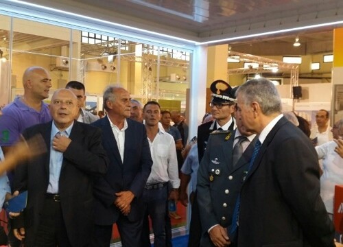 Il presidente onorario della Fai Tano Grasso visita gli stand della Fiera del Levante