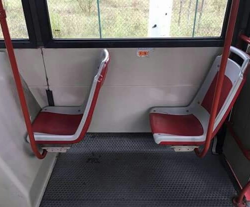 Il seggiolino dell’autobus è montato al contrario: la foto che sta facendo ridere il web