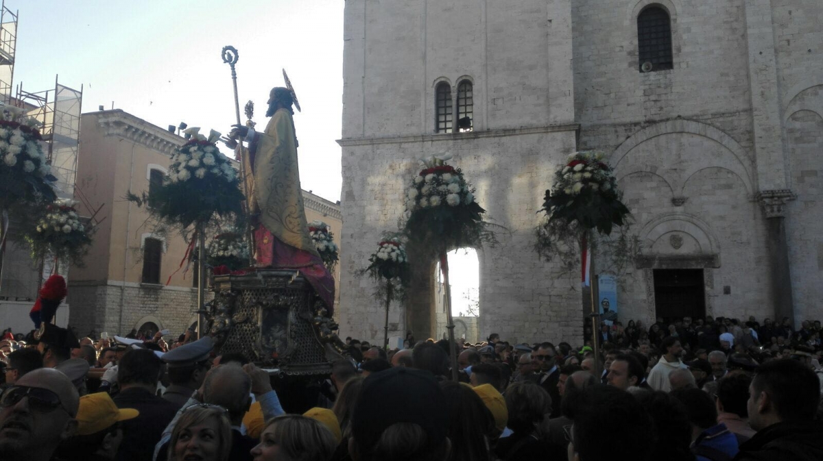 Il sole bacia la domenica barese dedicata a San Nicola, protagonisti il mare e le migliaia di fedeli (VIDEO/FOTOGALLERY)