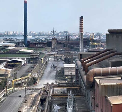 Ilva, i Riva firmano la transazione: rientrano in Italia 1,3 miliardi di euro destinati alla bonifica dello stabilimento