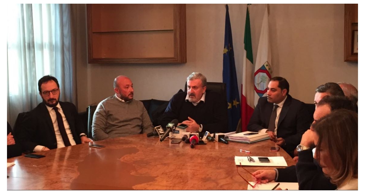Ilva, il messaggio di Emiliano al governo: ‘Ritiro del ricorso solo quando sarà modificato il Dpcm sul piano ambientale’ (VIDEO)