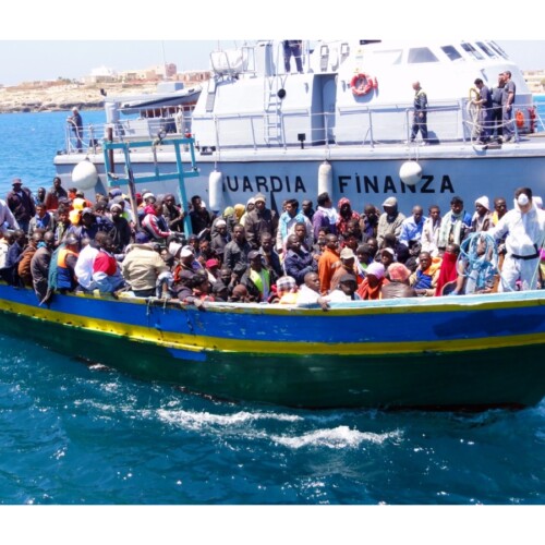 Immigrazione, 305 migranti sbarcano al porto di Taranto