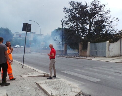 Incendio alle porte di Brindisi, evacuato un asilo nido