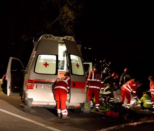 Incidente mortale sulla statale 100: donna sbalzata da un’auto e investita da un mezzo in corsa