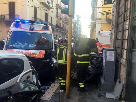 Incidente tra auto e ambulanza a Bari, la 40enne avrebbe potuto salvarsi