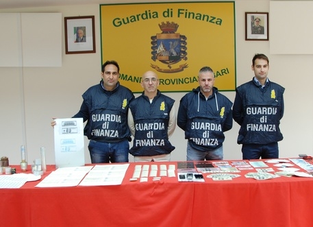 La Guardia di Finanza di Bari scoproe una stamperia di banconote false nel napoletano