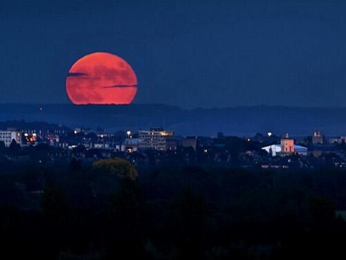 La luna diventa rossa: spettacolare eclissi nella notte, si ripeterà nel 2033