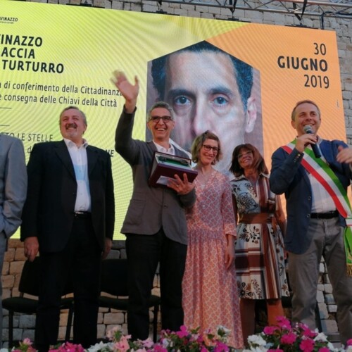 La Puglia celebra John Turturro: l’attore italoamericano riceve le chiavi della città di Giovinazzo e il premio Apollonio