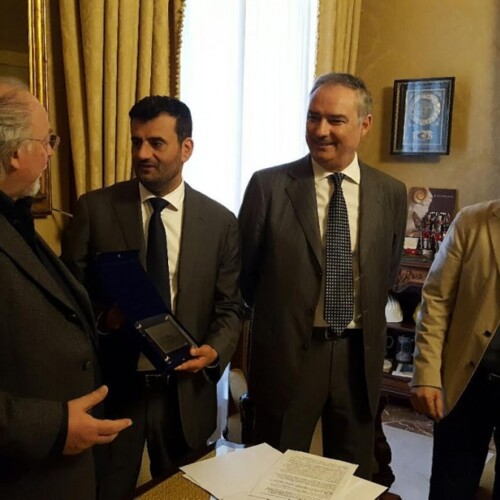 L’attore teatrale Vito Signorile premiato dal sindaco Decaro per i 50 anni di carriera