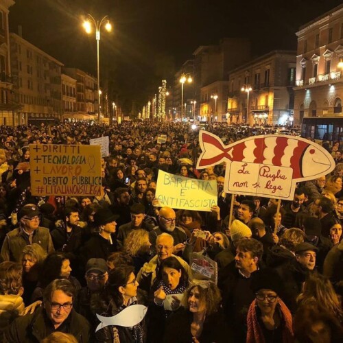 Le ‘sardine’ invadono Bari: in tremila al flashmob organizzato in piazza Libertà