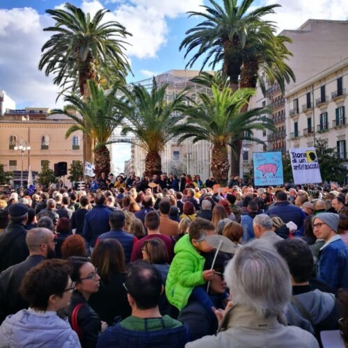 Le sardine scendono in piazza a Taranto: ‘No alla politica intesa come odio’