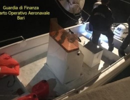 Lecce, 350 chili di marijuana nascosti nel doppiofondo del motoscafo: arrestato 41enne